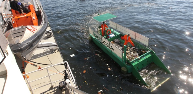 Funcionários recolhem lixo despejado em torno do navio do Greenpeace, no Rio de Janeiro - Júlio César Guimarães/UOL