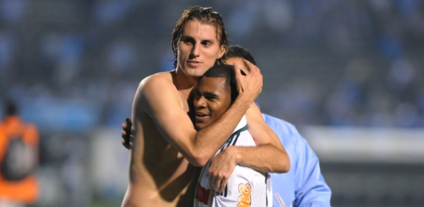 Henrique comemora com Mazinho após o Palmeiras derrotar o Grêmio por 2 a 0 - Edu Andrade/Agência Freelancer