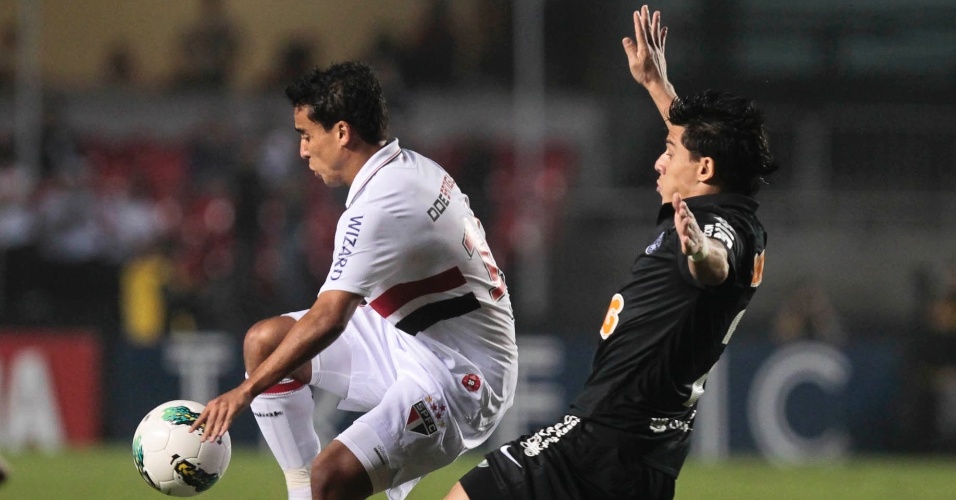 Jadson, meia do São Paulo, tenta dominar a bola durante partida contra o Coritiba