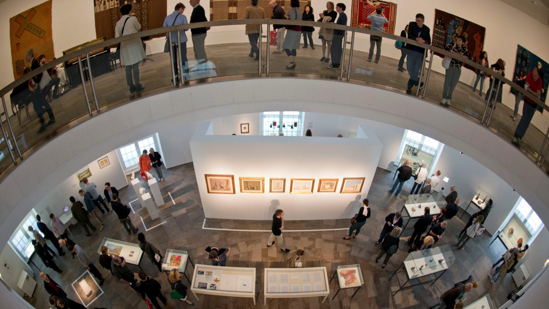 Obras expostas na 13ª edição da Documenta de Kassel (Alemanha), mostra de arte que acontece a cada cinco anos desde 1995 e espera receber até um milhão de visitantes -  EFE/Uwe Zucchi