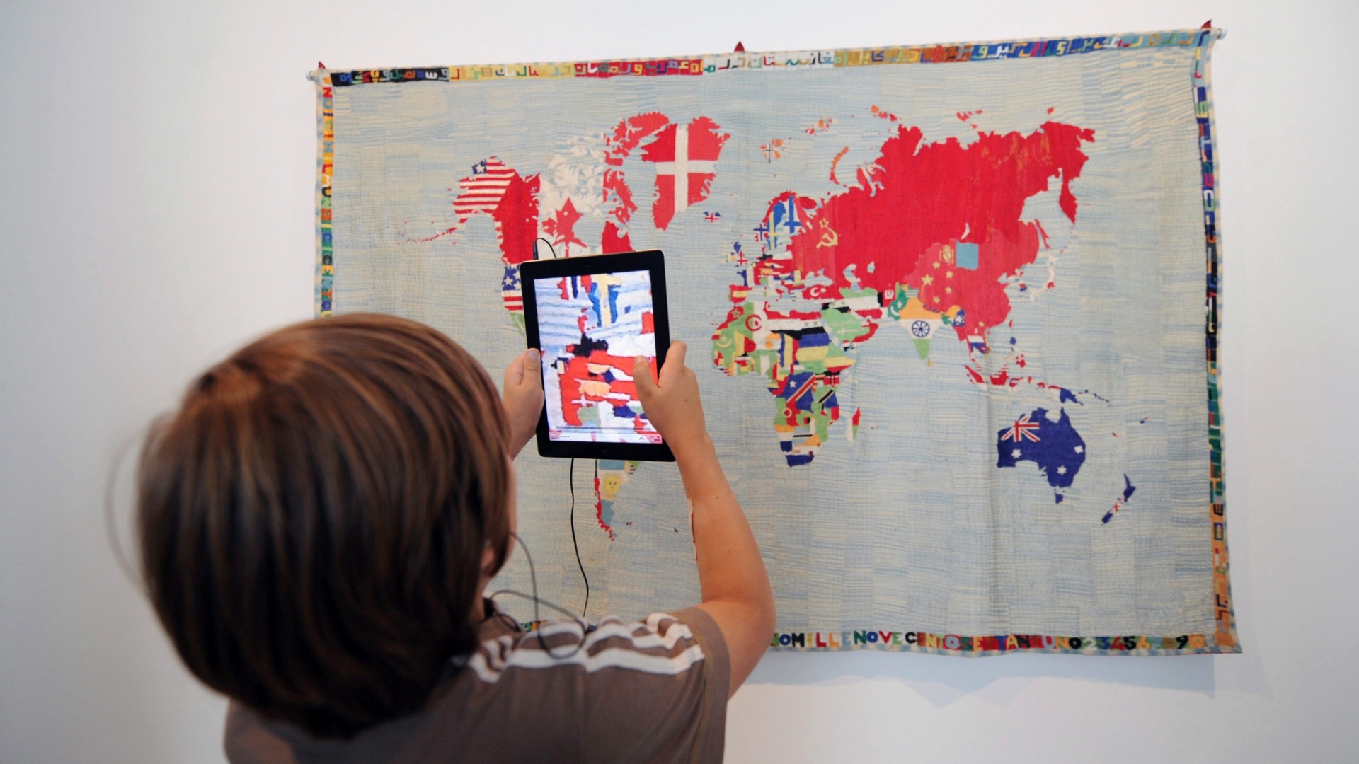 Obras expostas na 13ª edição da Documenta de Kassel (Alemanha), mostra de arte que acontece a cada cinco anos desde 1995 e espera receber até um milhão de visitantes - EFE/Uwe Zucchi