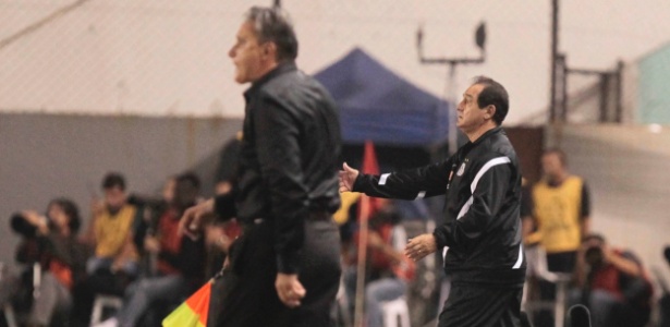 Os técnicos Tite e Muricy comandam suas equipes durante jogo da Libertadores - Fernando Donasci/UOL