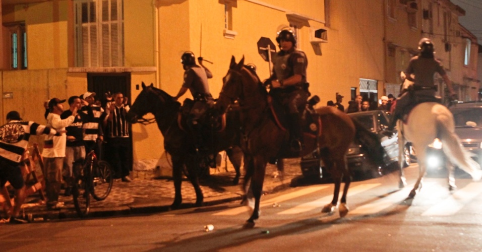 Polícias da cavalaria dispersam um princípio de confusão com a torcida do Corinthians nos arredores da Vila