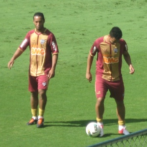 Ronaldinho (e), que brincoucom companheiros durante treino, ensaiou cobranças de escanteio - Bernardo Lacerda/UOL Esporte