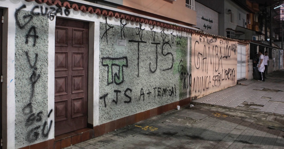 Santistas encheram os arredores da Vila Belmiro de pichações ofensivas aos corintianos