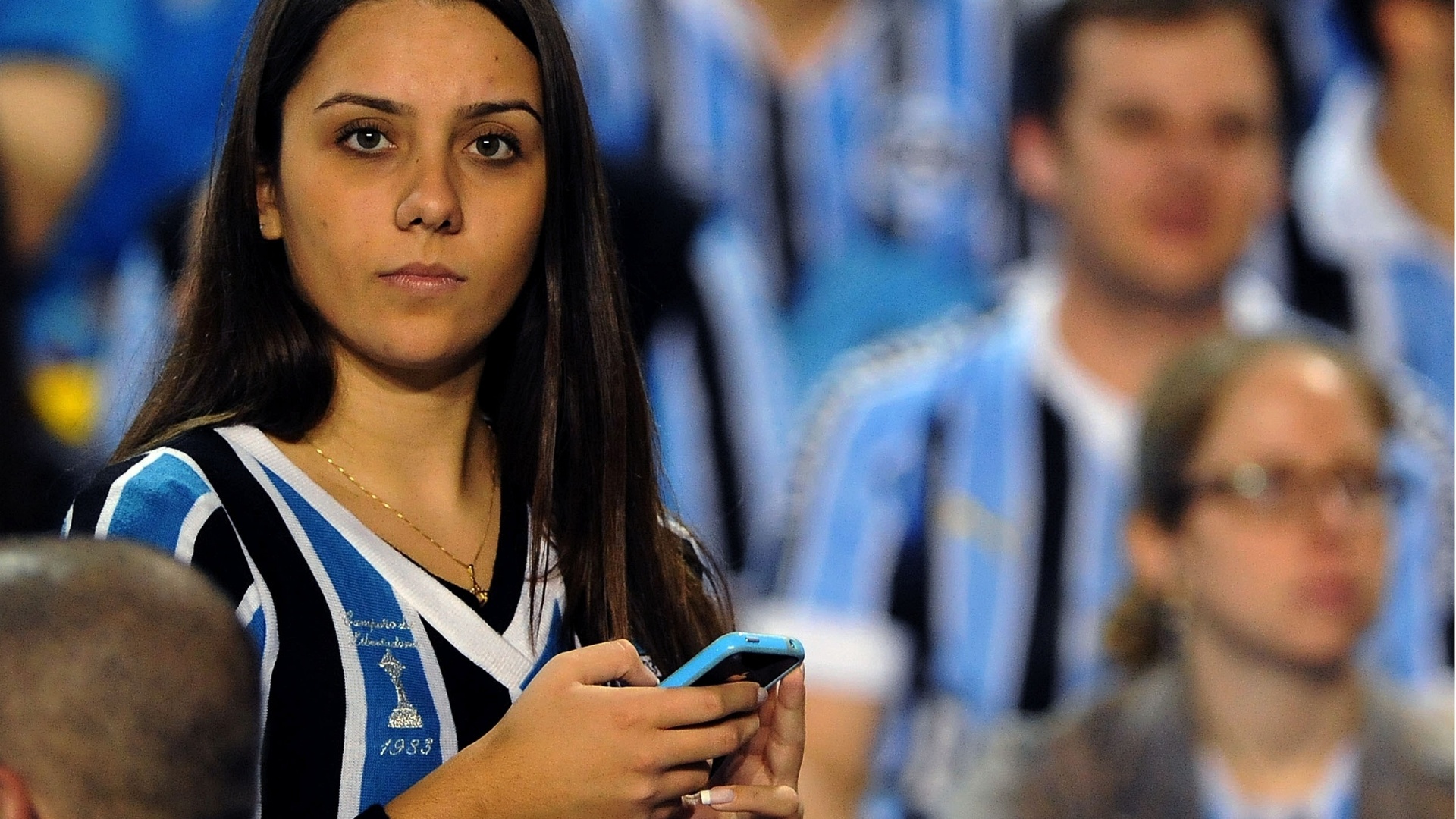 13.jun.2012 - Torcedora do Grêmio aguarda o início da partida contra o Palmeiras pela Copa do Brasil