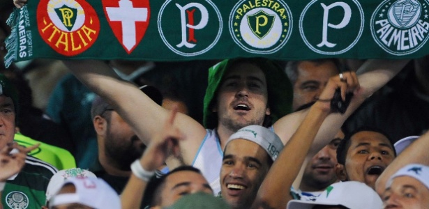 Torcida do Palmeiras marca presença no estádio Olímpico - Edu Andrade/Agência Freelancer
