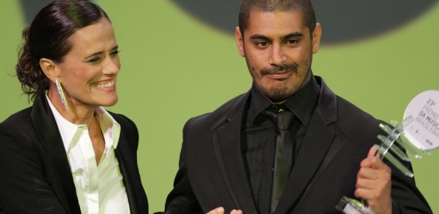 Zélia Duncan entrega prêmio a Criolo no Prêmio da Música Brasileira 2012 (13/6/12) - AgNews