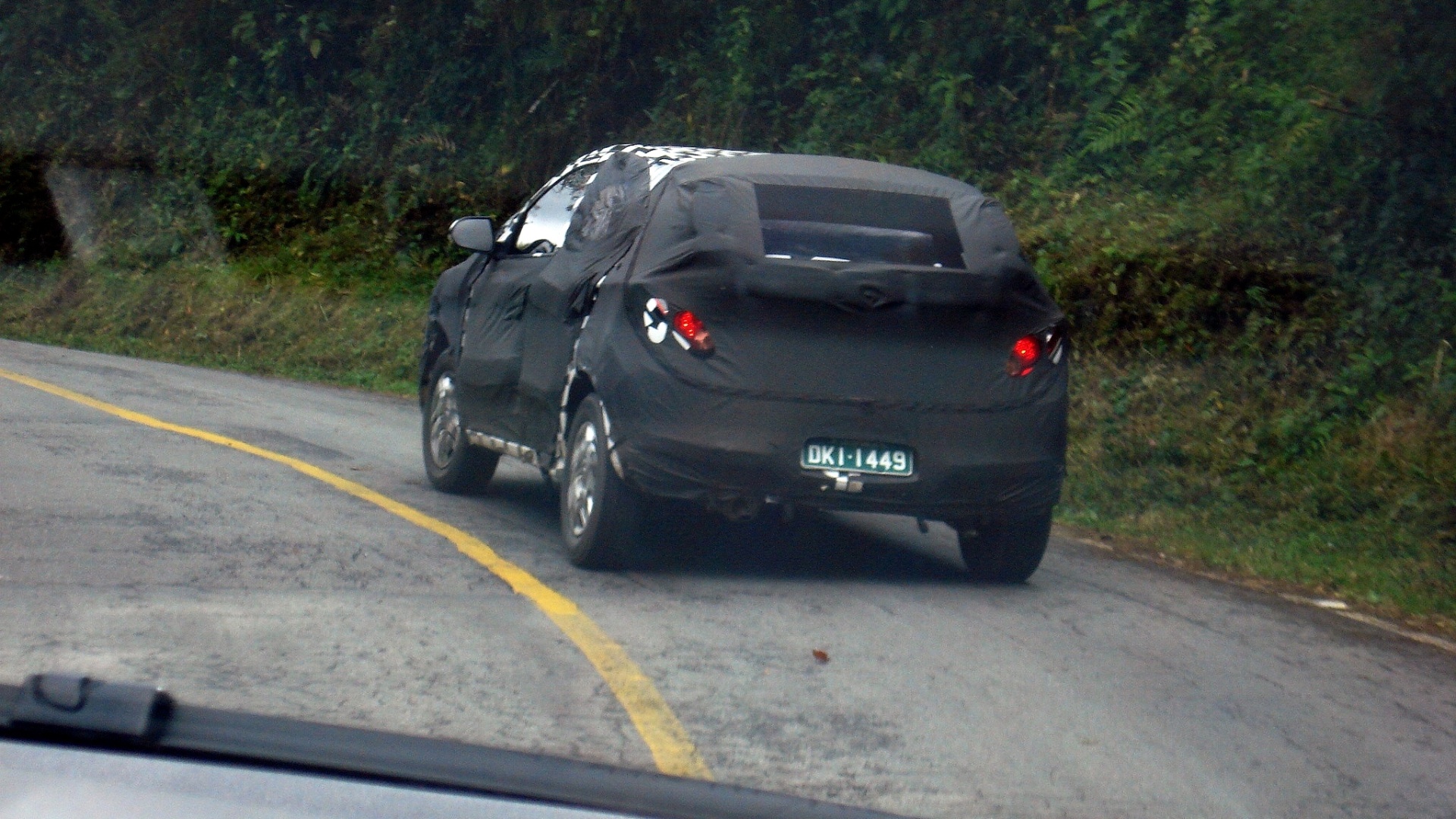 12.Jun.2012 - Além da vigia traseira mais inclinada, Ônix traz nicho para placa no para-choques, à semelhança de outros projetos locais da GM - Gustavo Ceresini/UOL