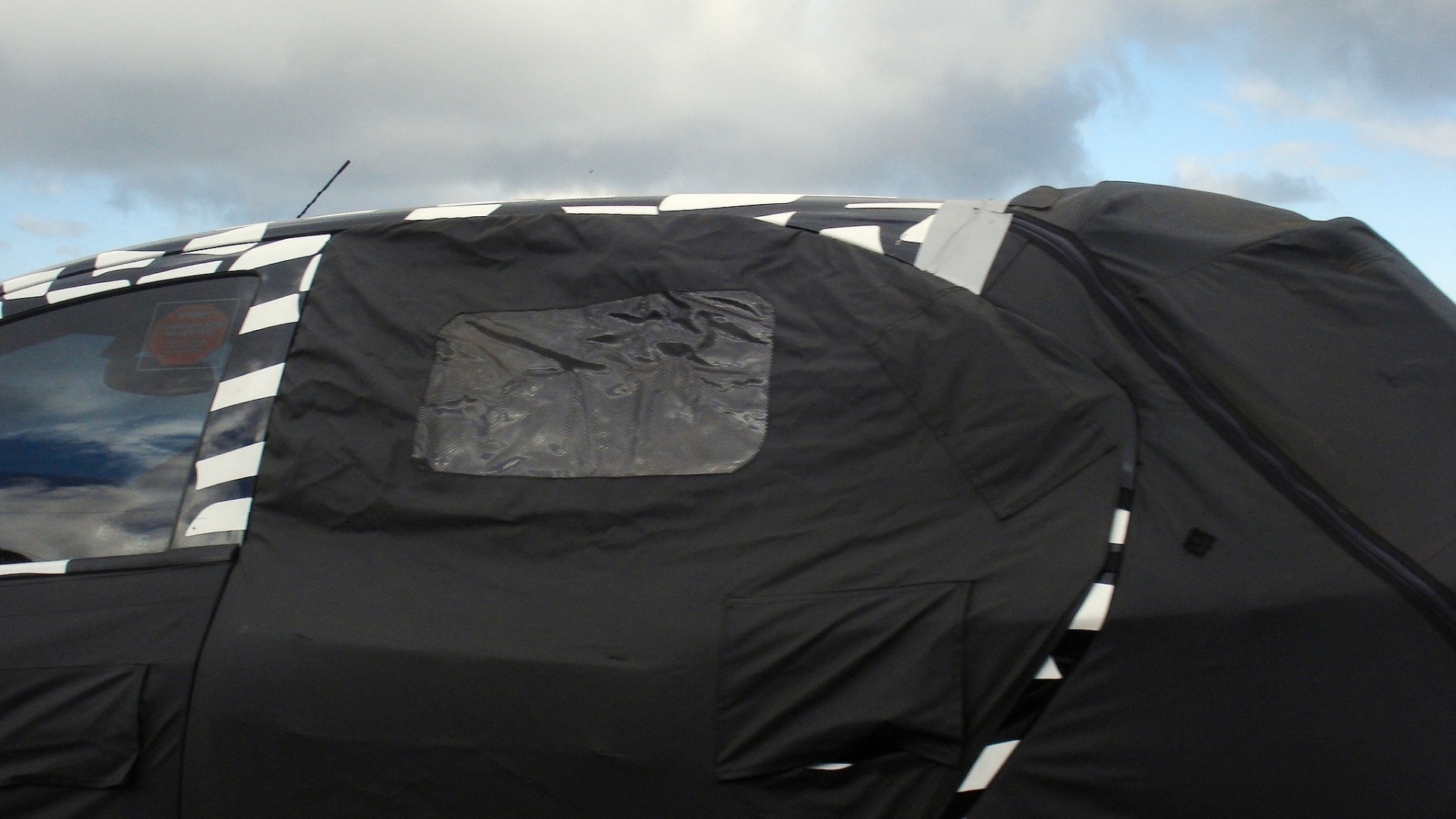 12.Jun.2012 - Detalhe da coluna C permite notar recorte da porta traseira, que se distancia do arco do teto, como no Agile ou ainda no Opel Corsa D - Gustavo Ceresini/UOL