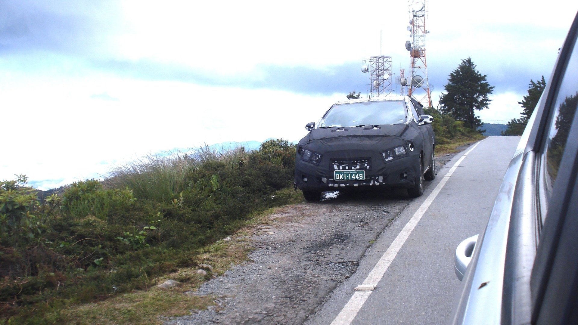 12.Jun.2012 - Flagra frontal do Chevrolet Ônix mostra que visual do modelo deve estar mais para Spin, com grade frontal em forma de escudo, do que para Sonic. Placa da unidade é de São Caetano do Sul (SP) - Gustavo Ceresini/UOL