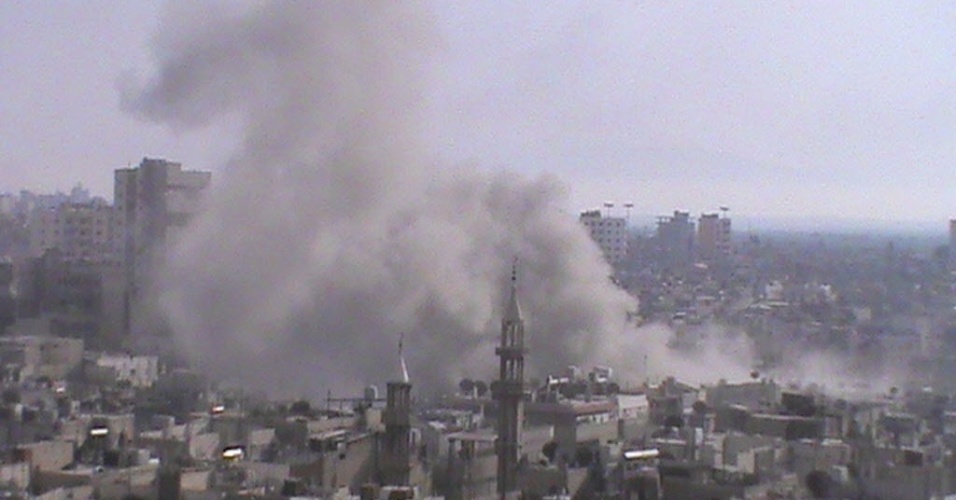 15.jun.2012 - Fumaça é vista próximo à cidade de Homs