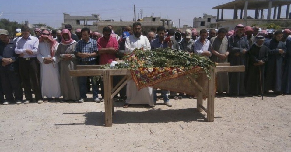 15.jun.2012 - Sírios velam corpo de vítima supostamente assassinada pelas forças do regime do presidente Bashar al-Assad