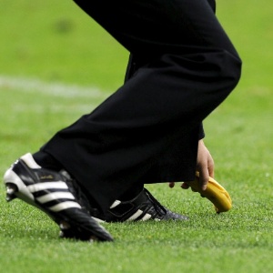 Banana atirada pela torcida durante jogo entre Itália e Croácia pela Eurocopa é recolhida em campo