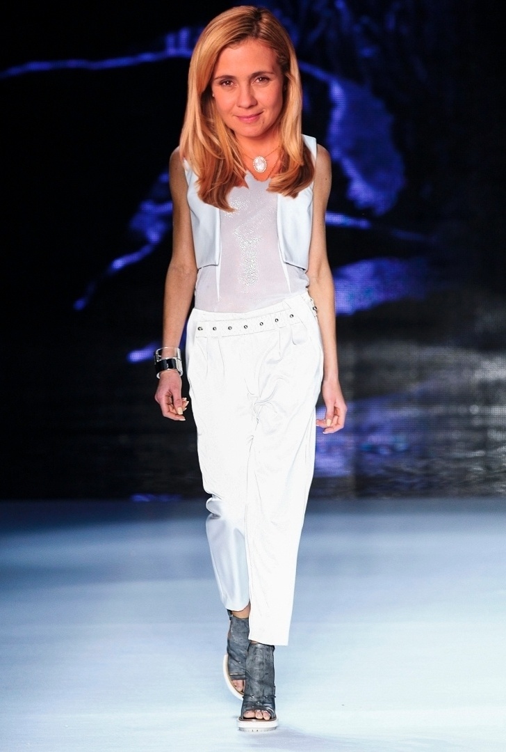 Carminha, interpretada por Adriana Esteves na novela "Avenida Brasil", tem o figurino composto apenas por looks branco total ou combinados a peças claras. Esta cartela de cores foi escolhida para representar a falsidade da personagem, que finge ser uma pessoa boa que segue princípios familiares e tradições religiosas. O look da Ellus poderia integrar o figurino da personagem: todo branco, a blusa não tem decote e possui babados, assim como as usadas por Carminha - Fotos Alexandre Schneider/UOL e Arte Didi Cunha/UOL