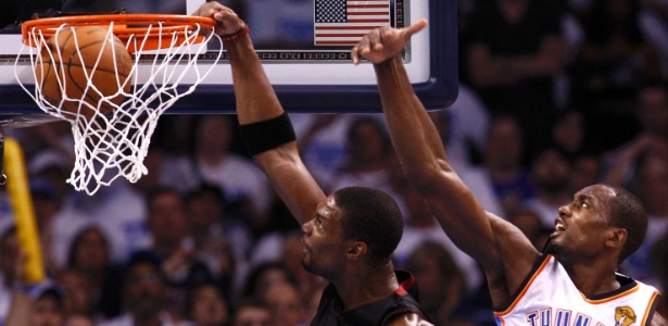 Chris Bosh, do Miami Heat, enterra na cesta do Thunder - Ronald Martinez/Getty Images