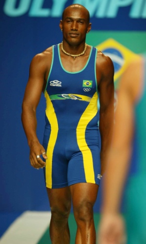 Claudinei Quirino, ex-velocista brasileiro, desfila com o uniforme que o país usou no Pan de 2003 e na Olimpíada de 2004, desenhado por Alexandre Herchcovitch