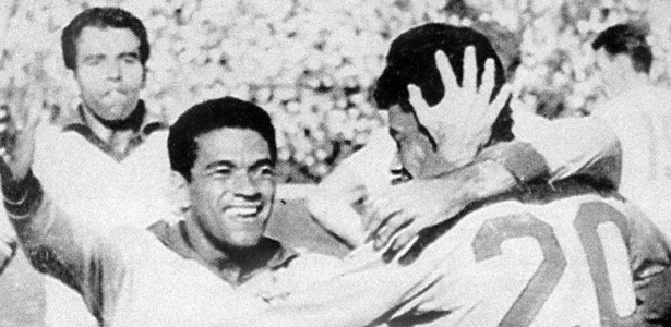 Mané Garrincha corre para abraçar Amarildo após gol durante a Copa de 1962, no Chile. 