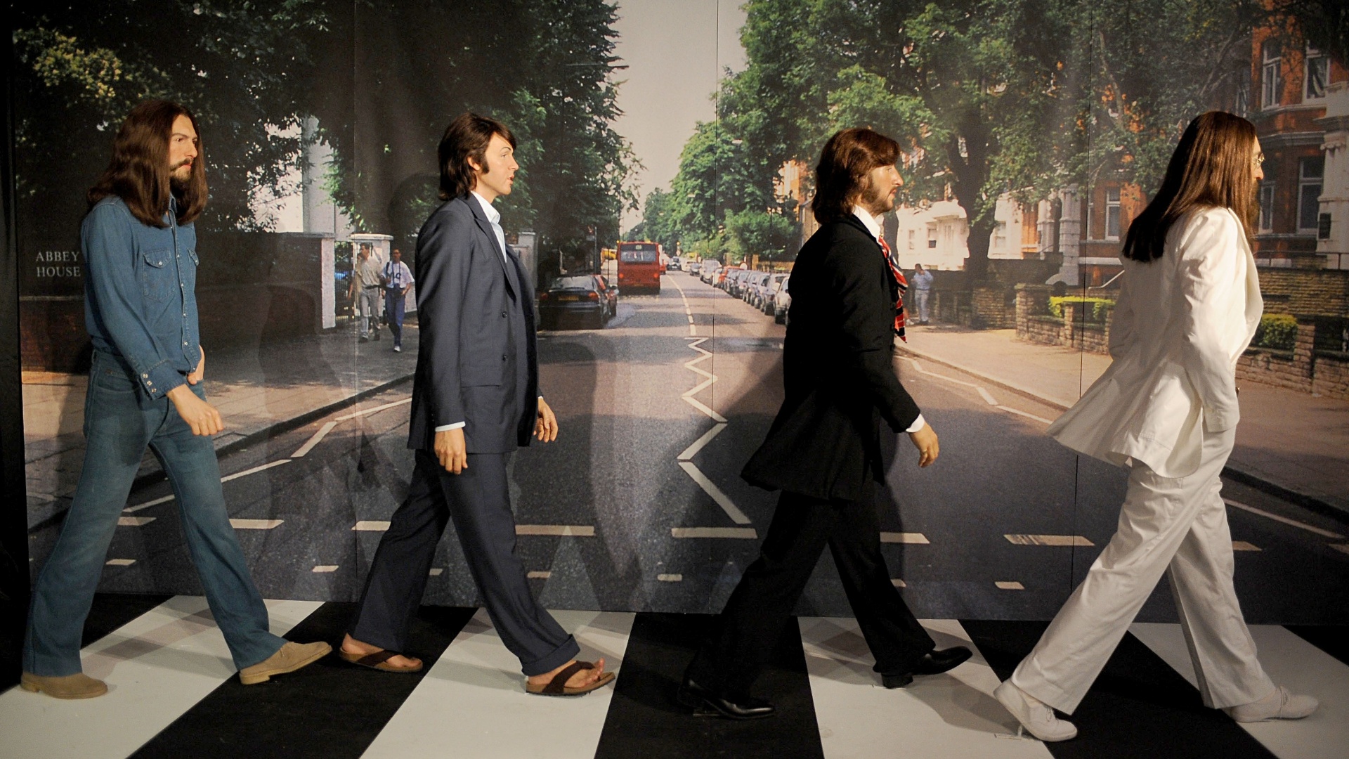 Na versão do Madame Tussauds, Paul McCartney é retratado com chinelos. Na foto original, o beatle aparece descalço - ACE Pictures / Brainpix