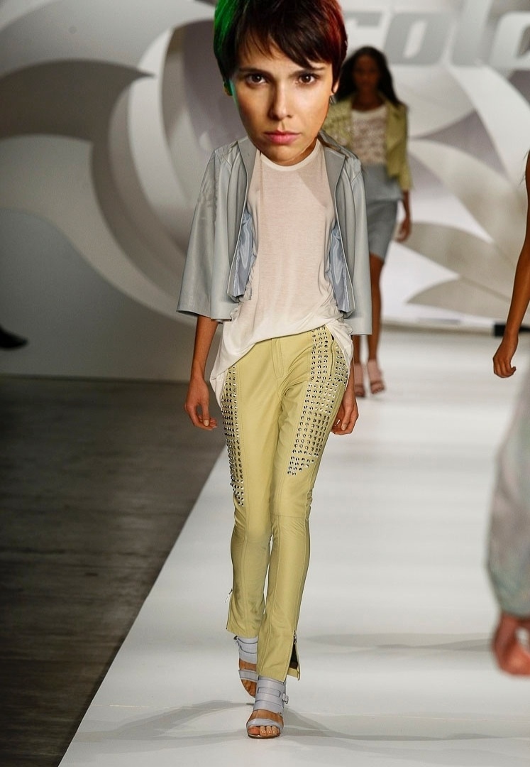 Nina, personagem de Debora Falabella, aparece na maioria do tempo vestida com o uniforme de empregada da casa de Tufão (Murilo Benício). Quando está fora do trabalho, ela costuma usar camisetas básicas soltinhas e calças jeans. A sugestão do look da Colcci com camiseta branca, calça com taxas e jaqueta azul claro fogem um pouco do estilo desencanado da personagem, mas mantêm o combo "básico e confortável" - Fotos Alexandre Schneider/UOL e Arte Didi Cunha/UOL