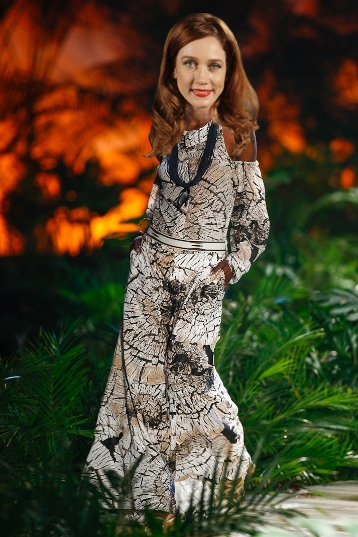 Noêmia, interpretada por Camila Morgado, divide o marido Cadinho (Alexandre Borges) com Verônica (Débora Bloch), mas possui um estilo diferente, com referências hippie chique. A personagem costuma vestir pantalonas, estampa étnicas e acessórios pesados. O look totalmente estampado de Ronaldo Fraga poderia integrar seu guarda-roupa - Fotos Alexandre Schneider/UOL e Arte Didi Cunha/UOL