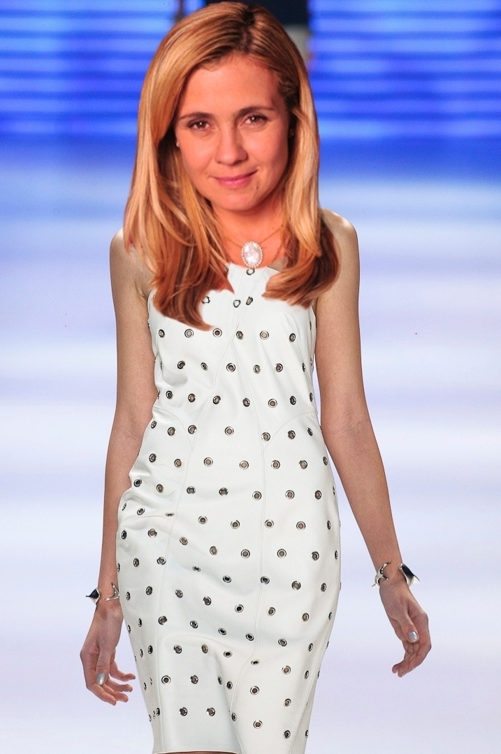 O vestido branco com ilhoses da Iódice é branco, sério e combina com o estilo de Carminha (Adriana Esteves) - Fotos Alexandre Schneider/UOL e Arte Didi Cunha/UOL