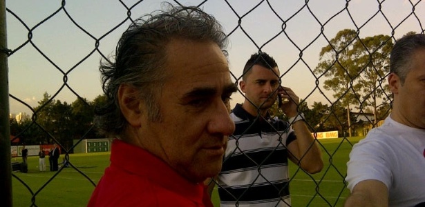Pai de Valdívia concede entrevista durante treino do Palmeiras - Danilo Lavieri/UOL