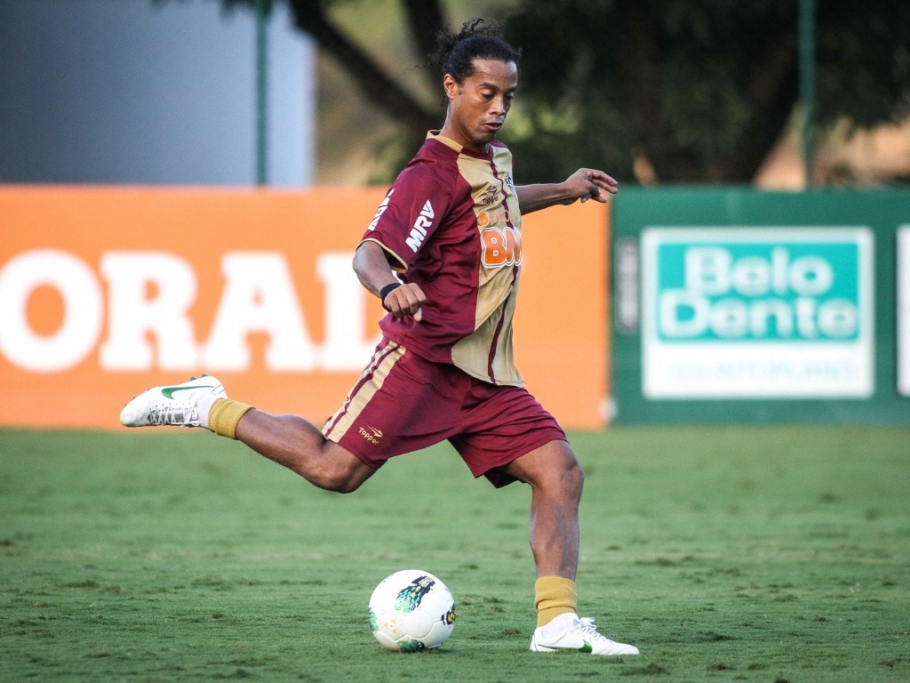 Ronaldinho Gaúcho se movimentou bem no coletivo do Atlético contra juniores (15/6/2012)