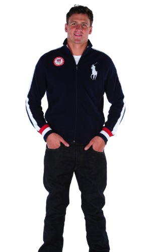 Ryan Lochte, nadador norte-americano, posa com os uniformes feitos pela Ralph Lauren para a delegação de seu país em Londres