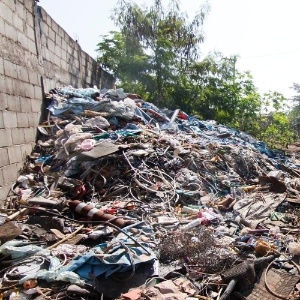 Restos de lixo no entorno do aterro do Jardim Gramacho - Marco Antônio Teixeira / UOL
