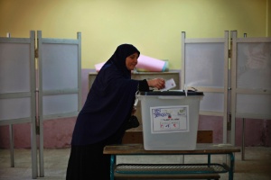 Egípcia lança seu voto em assembléia de votação no Cairo durante as eleições