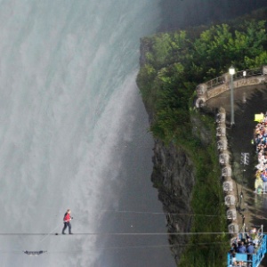 O equilibrista norte-americano Nik Wallenda atravessa as cataratas do Niágara, no Canadá,<br>na corda bamba, sob os olhares de curiosos - Mark Blinch/Reuters