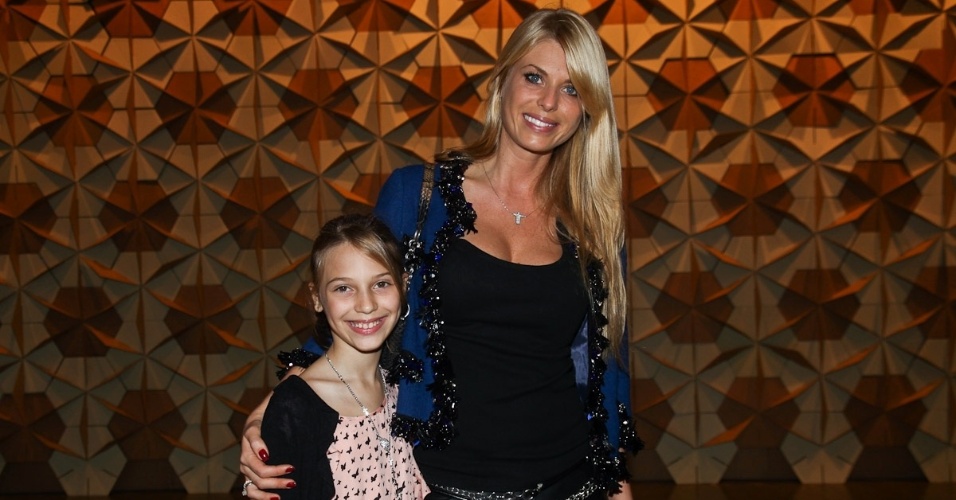 A modelo Caroline Bittencourt vai com a filha no último dia de desfiles da São Paulo Fashion Week (16/6/12)