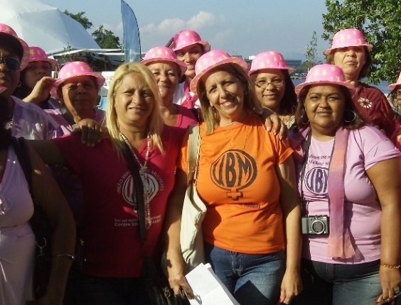 Ana Maria Albanese, ao centro, coordenadora da União Brasileira de Mulheres de Nova Iguaçu. "Somos voltadas para a violência contra mulheres e homossexuais. Queremos aumentar o papel da mulher nas mudanças ambientais, promovendo sua inserção em cooperativas de lixo"