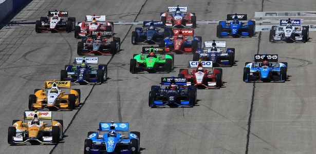 Pilotos se aglomeram logo após a largada da etapa de Milwaukee, neste sábado - Chris Trotman/Getty Images/AFP