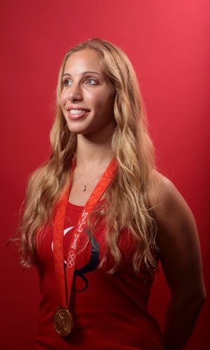 Mariel Zagunis é americana, descendente de lituanos que competiram pelos EUA no remo. Ela optou pela esgrima e se deu bem. Especialista em sabre, el foi ouro em 2004 e 2008, sendo apenas a segunda americana na história a somar duas conquistas no esporte.