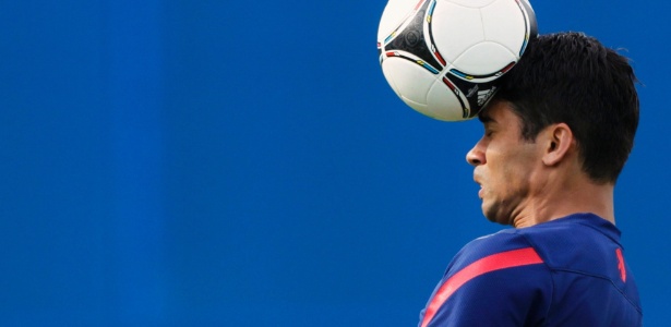 Eduardo da Silva deve começar a partida contra a Espanha no banco de reservas - Antonio Bronic/Reuters
