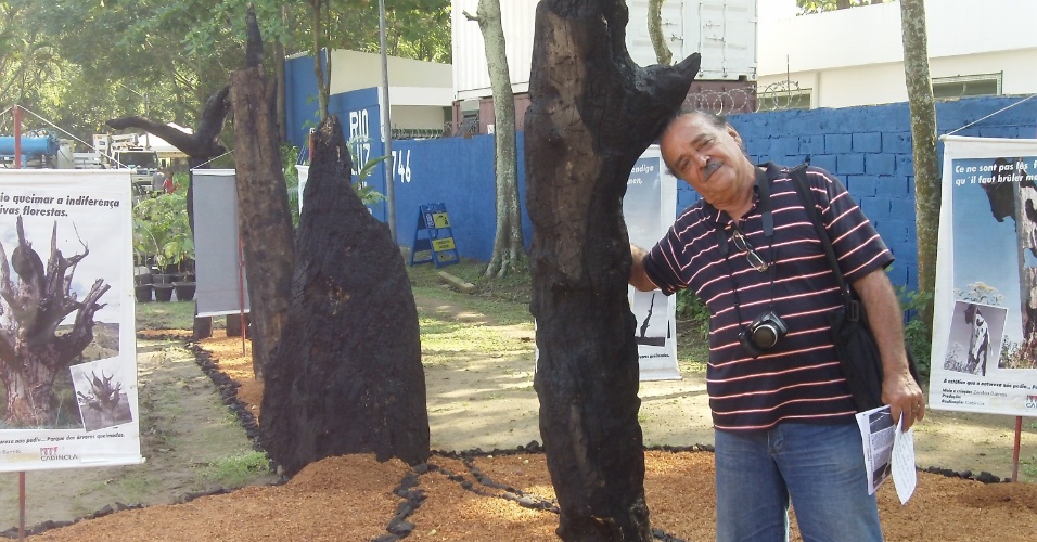 Zenildo Barreto, da Casa Baiana para Integração Cultural, autor de instalação com troncos recolhidos de queimadas: "A mensagem do projeto é a necessidade de se queimar a indiferença, e não as florestas. Estão queimando o planeta em nome do desenvolvimento"