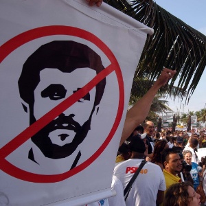 Cerca de 300 pessoas participaram de um protesto na praia de Ipanema, no dia 17, contra a presença do presidente do Irã, Mahmoud Ahmadinejad, na Rio+20 - Alessandro Buzas/Futura Press/AE