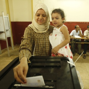 Egípcia lança seu voto em assembleia de votação em Cairo, no Egito, neste domingo (17), quando o país elege seu primeiro presidente democrático
