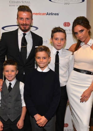 A família Beckham, com ausência da mais nova, Harper, participa de evento esportivo beneficente em Century City, na Califórnia. (20/5/12)