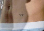 Justin Bieber deixa à mostra, além de sua cueca, a tatuagem na barriga - Brainpix