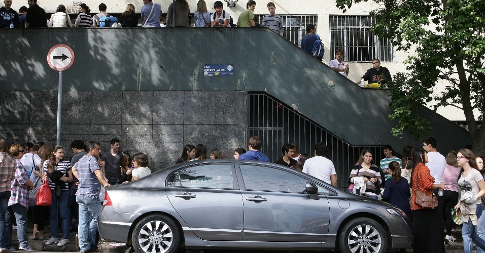 Candidatos aguardam abertura dos portões para entrar no local de prova do vestibular 2012 de inverno da PUC-SP (Pontifícia Universidade Católica de São Paulo). O exame acontece das 13h às 18h. Após as 19h30, o UOL Vestibular terá a correção online das provas
