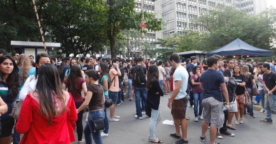 Candidatos aguardam o início da prova do 1º Exame de Qualificação do vestibular de 2013 da Uerj (Universidade do Estado do Rio de Janeiro). O exame começou às 9h