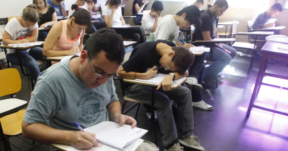 Candidatos fazem a prova do 1º Exame de Qualificação da Uerj (Universidade do Estado do Rio de Janeiro), neste domingo (17). A previsão é que o gabarito seja divulgado a partir das 15h de hoje 