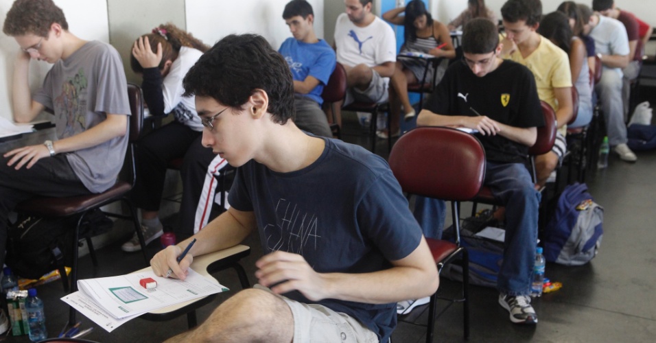 Candidatos fazem a prova do 1º Exame de Qualificação da Uerj (Universidade do Estado do Rio de Janeiro), neste domingo (17). A previsão é que o gabarito seja divulgado a partir das 15h de hoje 