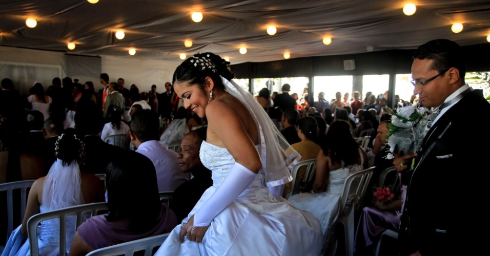 Casal se anima quando chega a vez deles de casar em evento no Itaquerão