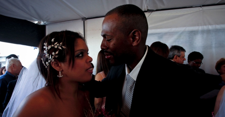 Casal troca olhares apaixonados antes da cerimônia no Itaquerão