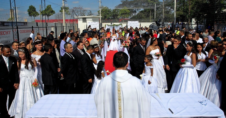 Casamento coletivo é realizado no canteiro de obras do futuro estádio do Corinthians, neste domingo (17)