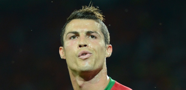 Cristiano Ronaldo comemora um de seus gols na vitória que eliminou a Holanda da Euro